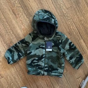 Brand New Baby Gap fleece Camo hooded Jacket 12-18 months